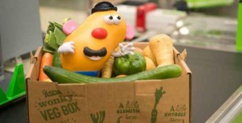 Un Monsieur Patate ’’moche’’ pose pour une photo