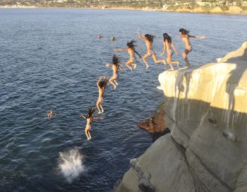 Lancez-vous, il n’y a rien à craindre ! ’’Cliff diving near the big cave at La Jolla Cove’’