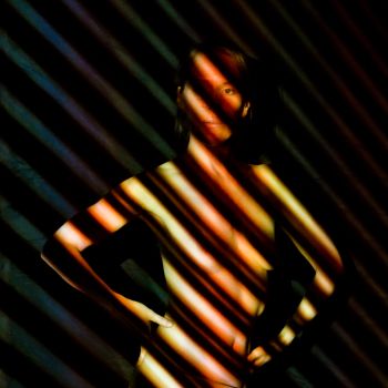 cartouche article radmila en bandes organisees lumiere sur corps